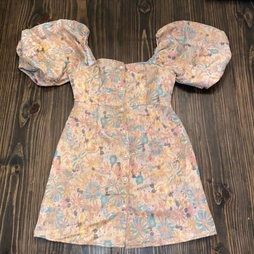 Floral dress with puffy arms- Size‎ medium
